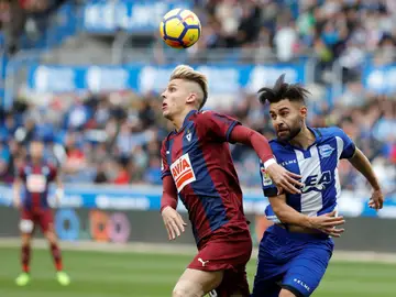 Alejo intenta controlar el balón ante Ugarte Alejo intenta controlar el balón ante Ugarte
