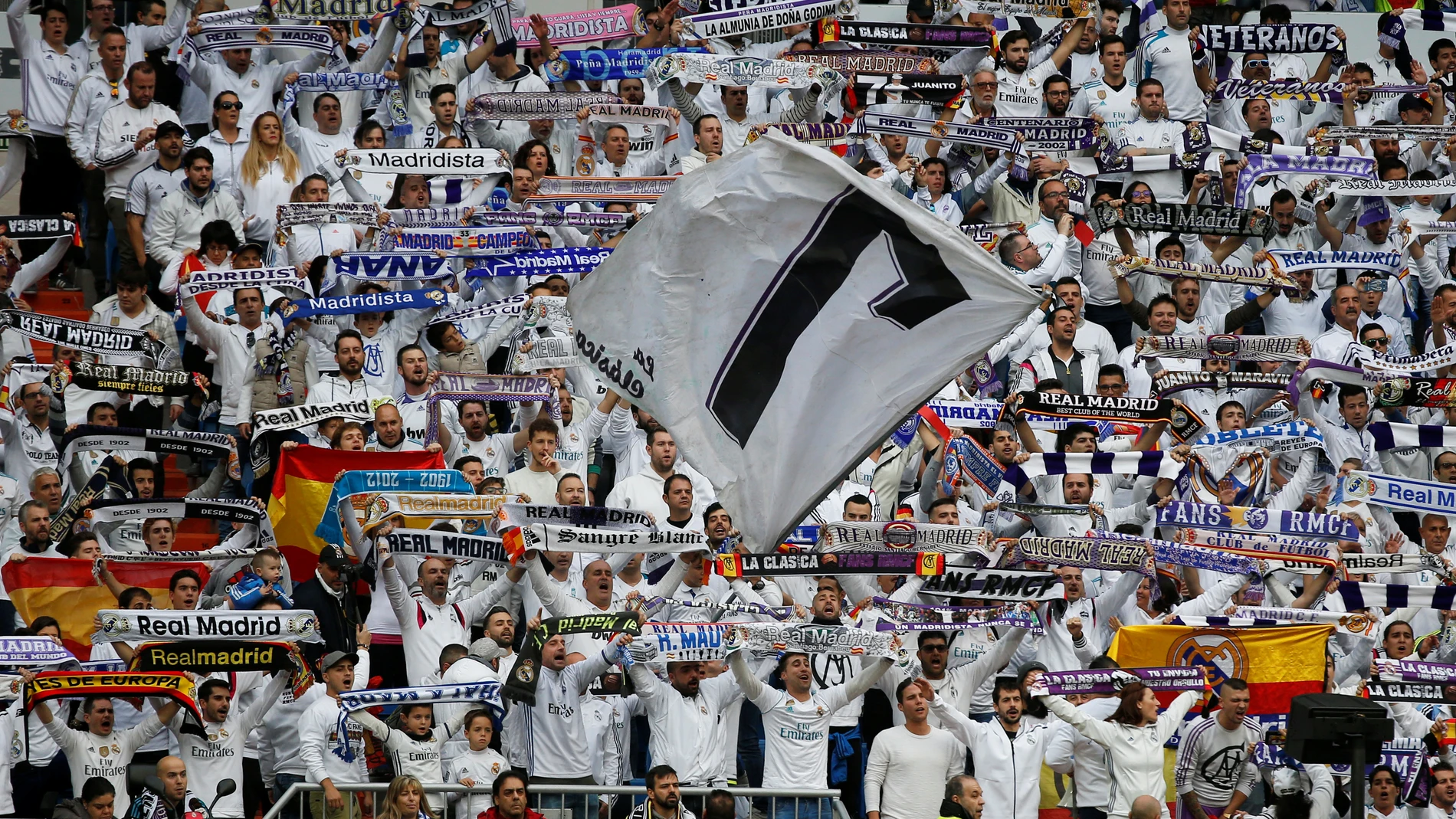 La Grada Fans del Real Madrid, durante el partido contra el Málaga La Grada Fans del Real Madrid, durante el partido contra el Málaga
