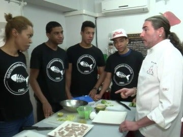 Una ONG imparte clases de cocina a jóvenes delincuentes para ayudarles a reintegrarse en la sociedad