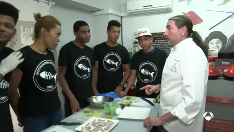 Una ONG imparte clases de cocina a jóvenes delincuentes para ayudarles a reintegrarse en la sociedad Una ONG imparte clases de cocina a jóvenes delincuentes para ayudarles a reintegrarse en la sociedad
