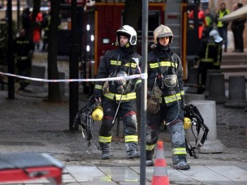 Bomberos en un incendio en Granada