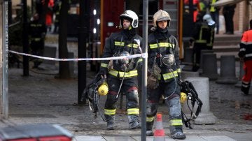 Bomberos en un incendio en Granada