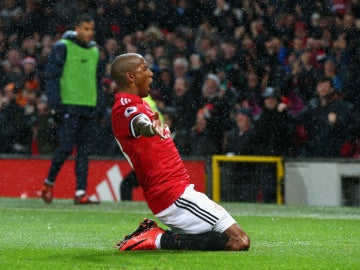 Ashley Young celebra un gol