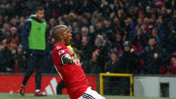 Ashley Young celebra un gol