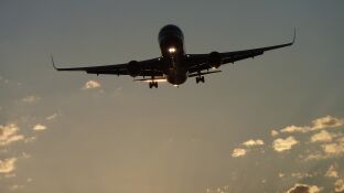 Avi&oacute;n volando