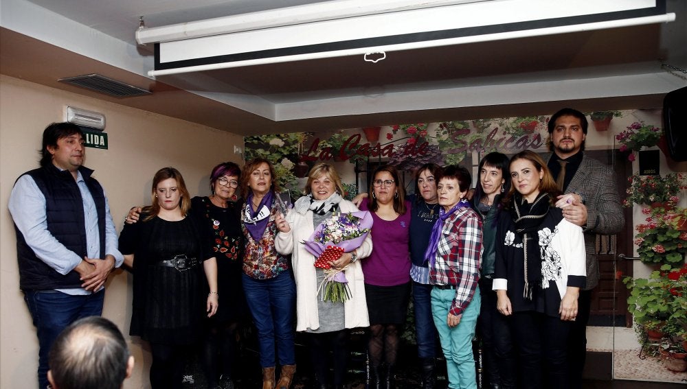 Asun Casasola, madre de la joven Nagore Laffage, recibiendo el premio Sabicas