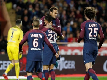 Neymar celebra con sus compañeros su gol ante el Mónaco