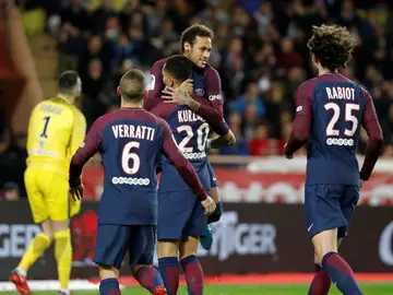 Neymar celebra con sus compañeros su gol ante el Mónaco Neymar celebra con sus compañeros su gol ante el Mónaco