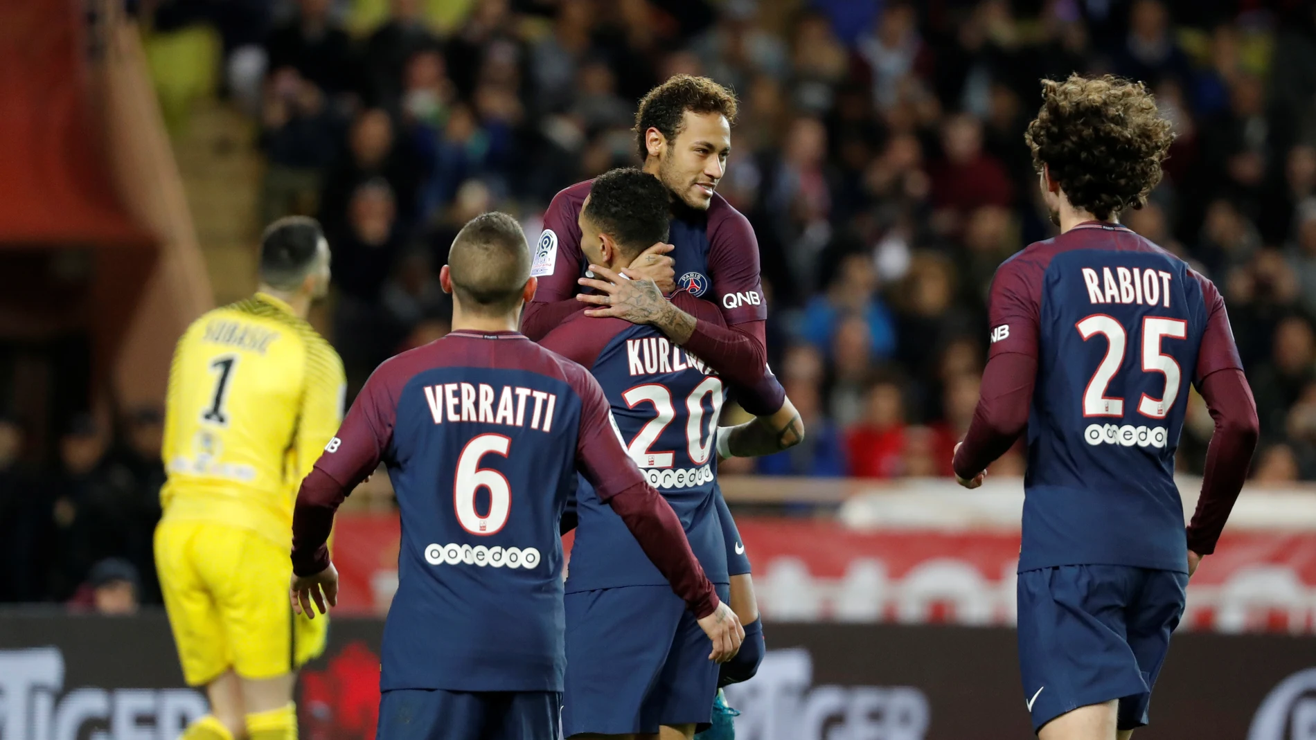 Neymar celebra con sus compañeros su gol ante el Mónaco Neymar celebra con sus compañeros su gol ante el Mónaco