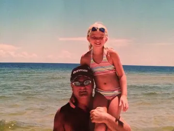 Bailey Sellers junto a su padre en un día en familia cuando ella era pequeña Bailey Sellers junto a su padre en un día en familia cuando ella era pequeña