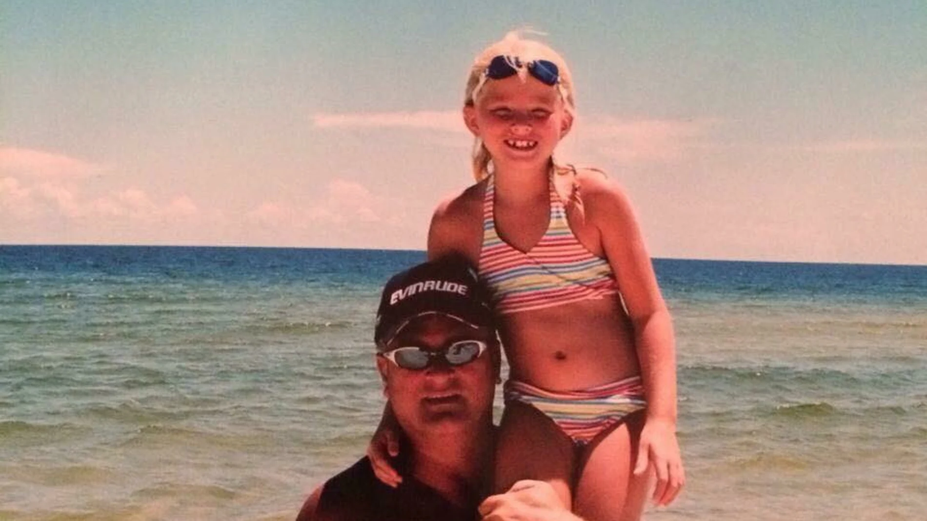Bailey Sellers junto a su padre en un día en familia cuando ella era pequeña Bailey Sellers junto a su padre en un día en familia cuando ella era pequeña