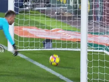 Momento en el que el disparo de Messi entra en la portería del Valencia Momento en el que el disparo de Messi entra en la portería del Valencia