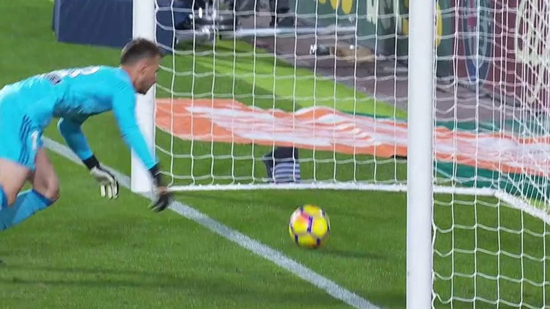 Momento en el que el disparo de Messi entra en la portería del Valencia Momento en el que el disparo de Messi entra en la portería del Valencia