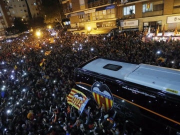 El autobús del Valencia llega a Mestalla