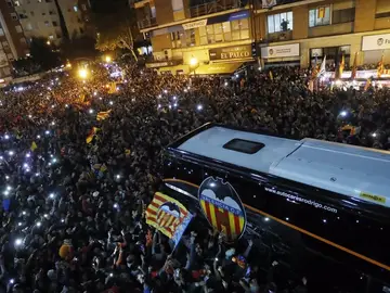 El autobús del Valencia llega a Mestalla El autobús del Valencia llega a Mestalla
