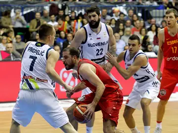 Quino Colom intenta avanzar ante la defensa de Eslovenia Quino Colom intenta avanzar ante la defensa de Eslovenia