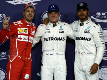 Valtteri Bottas, con Vettel y Hamilton