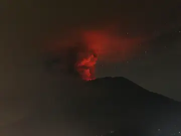 El volcán Agung en erupción, en la isla indonesia de Bali El volcán Agung en erupción, en la isla indonesia de Bali