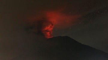 El volcán Agung en erupción, en la isla indonesia de Bali