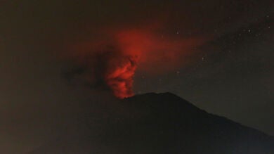 Elevan la alerta de aviación en Bali al máximo ante erupción del volcán Agung