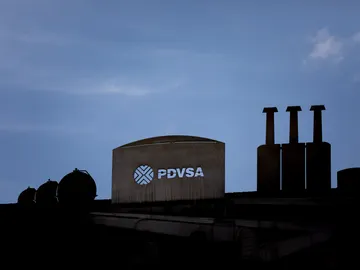 Detalle de una escultura en las inmediaciones del edificio de la sede principal de Petróleos de Venezuela (PDVSA), en Caracas (Venezuela). Detalle de una escultura en las inmediaciones del edificio de la sede principal de Petróleos de Venezuela (PDVSA), en Caracas (Venezuela).