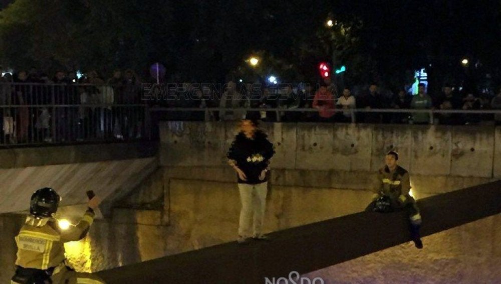 Rescate de una mujer subida a una viga en Sevilla