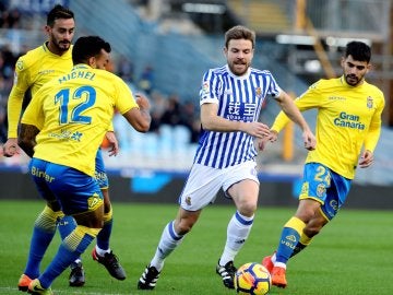 Illarramendi conduce el balón durante el Real Sociedad - Las Palmas
