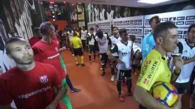El Barcelona salta a Mestalla con camisetas de apoyo a Eduardo Berizzo
