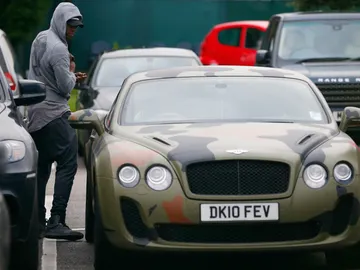 Balotelli entra en su coche de camuflaje Balotelli entra en su coche de camuflaje