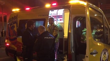 Los servicios de emergencias tratan a un hombre herido con arma blanca en Madrid