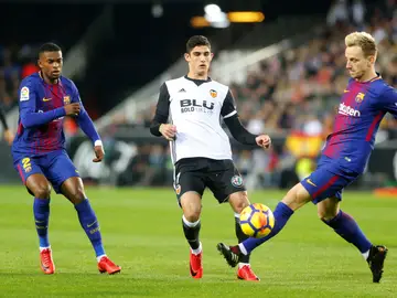 Rakitic intenta recuperar el balón ante Guedes Rakitic intenta recuperar el balón ante Guedes