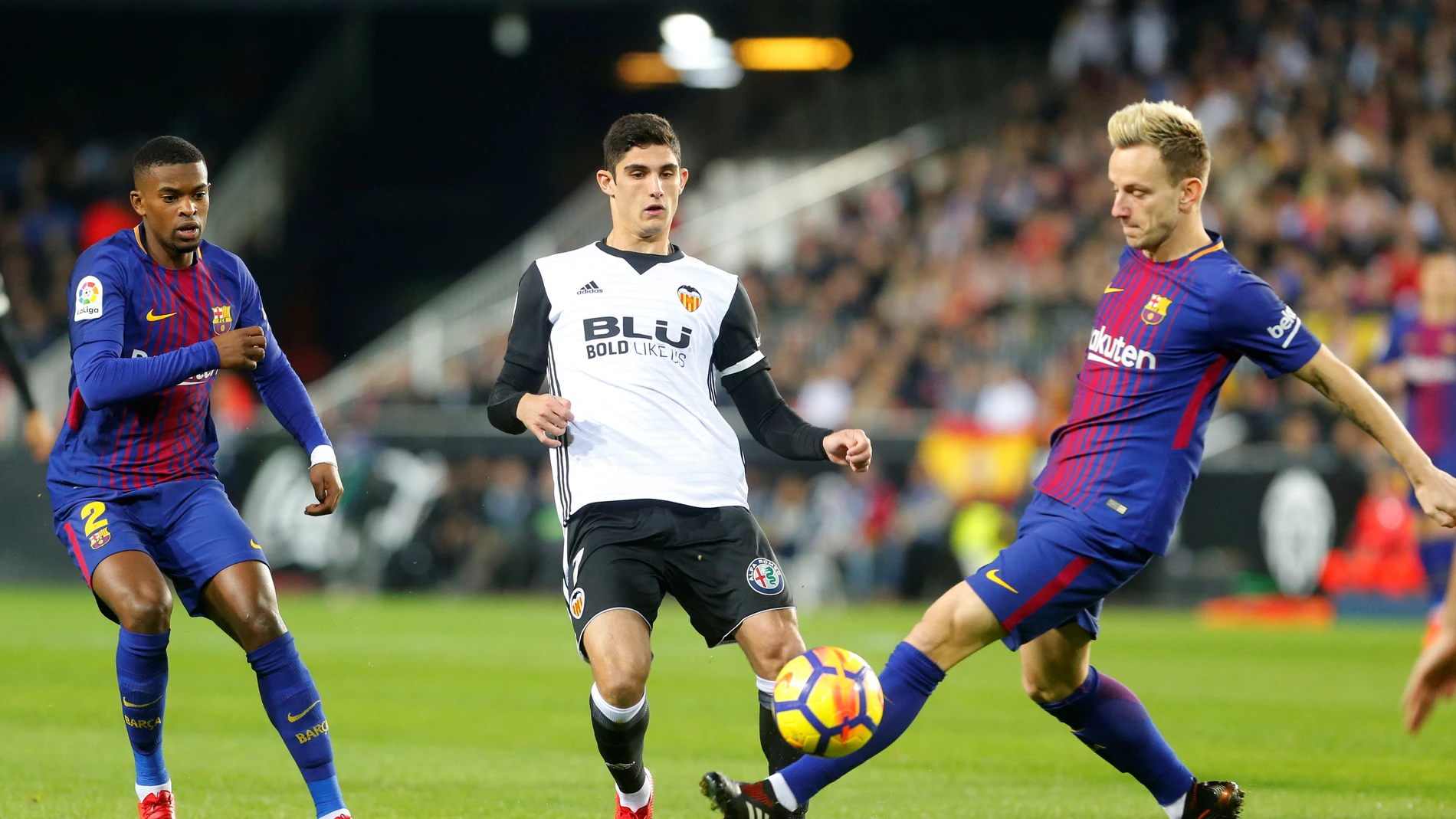 Rakitic intenta recuperar el balón ante Guedes Rakitic intenta recuperar el balón ante Guedes