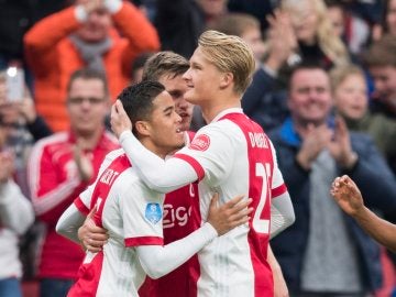 Kluivert celebra un gol con Dolberg