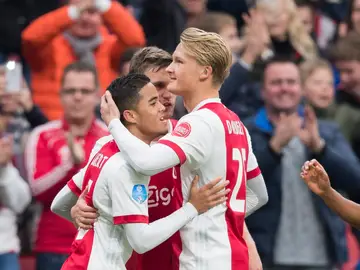 Kluivert celebra un gol con Dolberg Kluivert celebra un gol con Dolberg