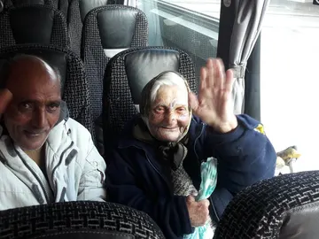 Flor y su pareja, en el autobús camino de Rumanía Flor y su pareja, en el autobús camino de Rumanía