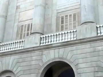 La fachada del Ayuntamiento de Barcelona sin la pancarta