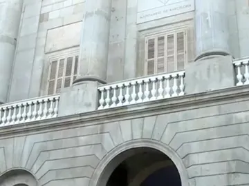 La fachada del Ayuntamiento de Barcelona sin la pancarta La fachada del Ayuntamiento de Barcelona sin la pancarta