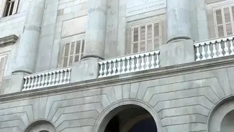La fachada del Ayuntamiento de Barcelona sin la pancarta La fachada del Ayuntamiento de Barcelona sin la pancarta