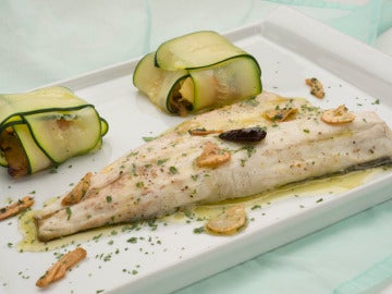 Lubina con paquetes de calabacín y patatas panadera