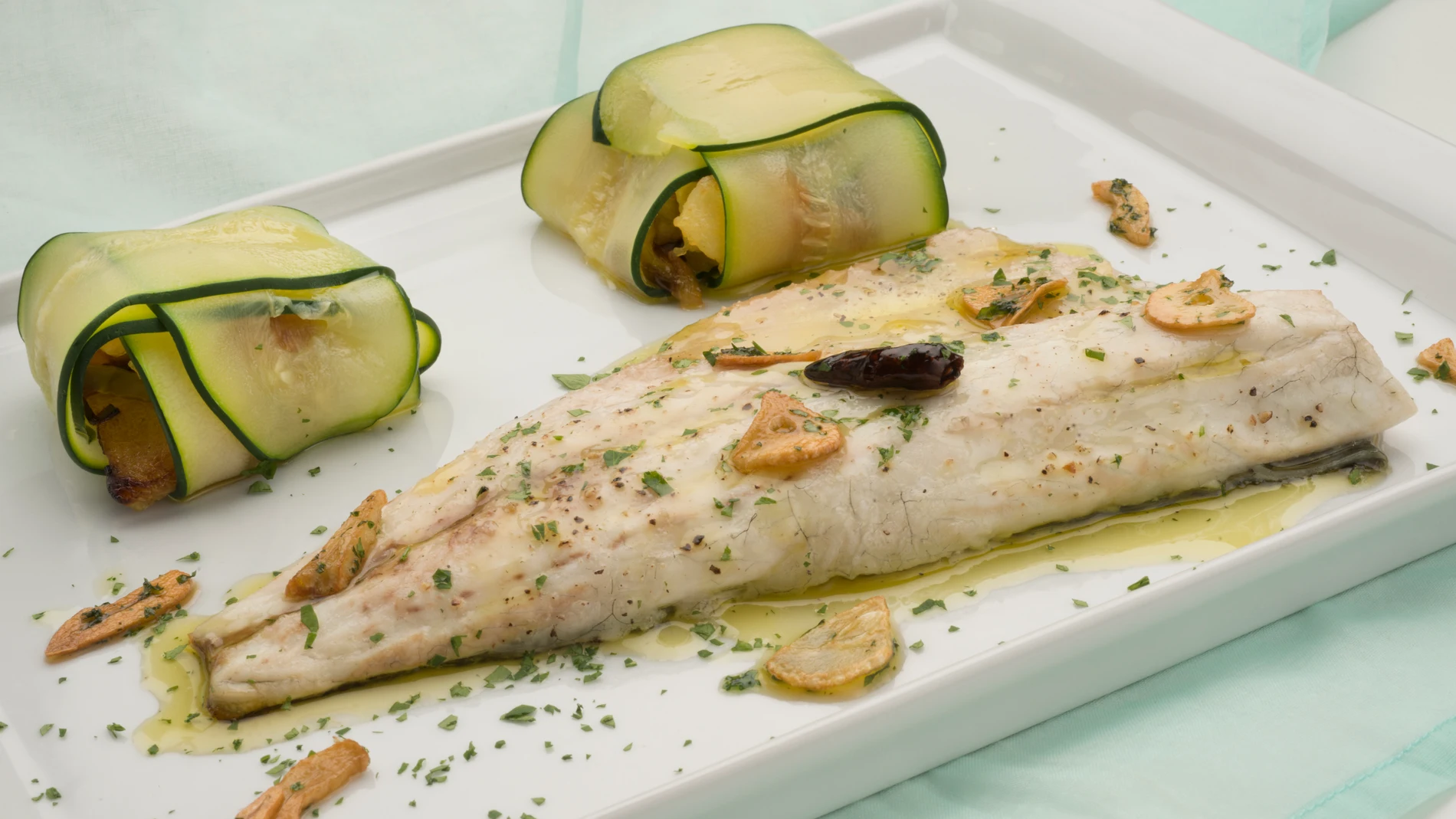 Lubina con paquetes de calabacín y patatas panadera