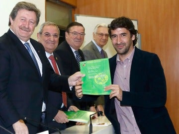 Raúl recibe el título de director deportivo de la RFEF.