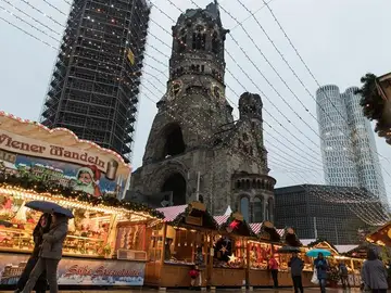 Mercado de Navidad en la Breitscheidplatz de Berlín Mercado de Navidad en la Breitscheidplatz de Berlín