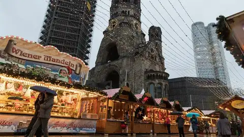 Mercado de Navidad en la Breitscheidplatz de Berlín Mercado de Navidad en la Breitscheidplatz de Berlín