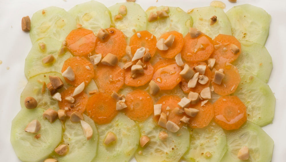 Ensalada de pepino, zanahoria y cacahuetes