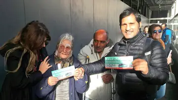 Flor y su pareja en la estación de Méndez Álvaro Flor y su pareja en la estación de Méndez Álvaro