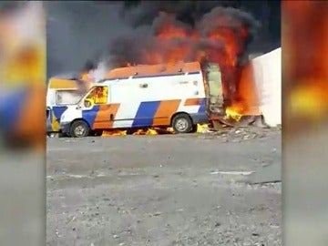 Arden tres ambulancias y un furgón en estado de abandono en un solar de Las Palmas de Gran Canaria