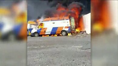 Arden tres ambulancias y un furgón en estado de abandono en un solar de Las Palmas de Gran Canaria