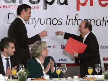 El secretario general del PSOE, Pedro Sánchez, saluda a Miquel Iceta El secretario general del PSOE, Pedro Sánchez, saluda a Miquel Iceta