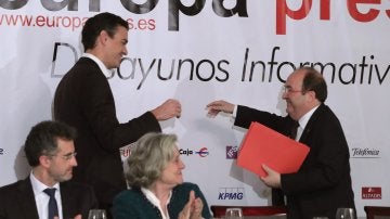  El secretario general del PSOE, Pedro Sánchez, saluda a Miquel Iceta