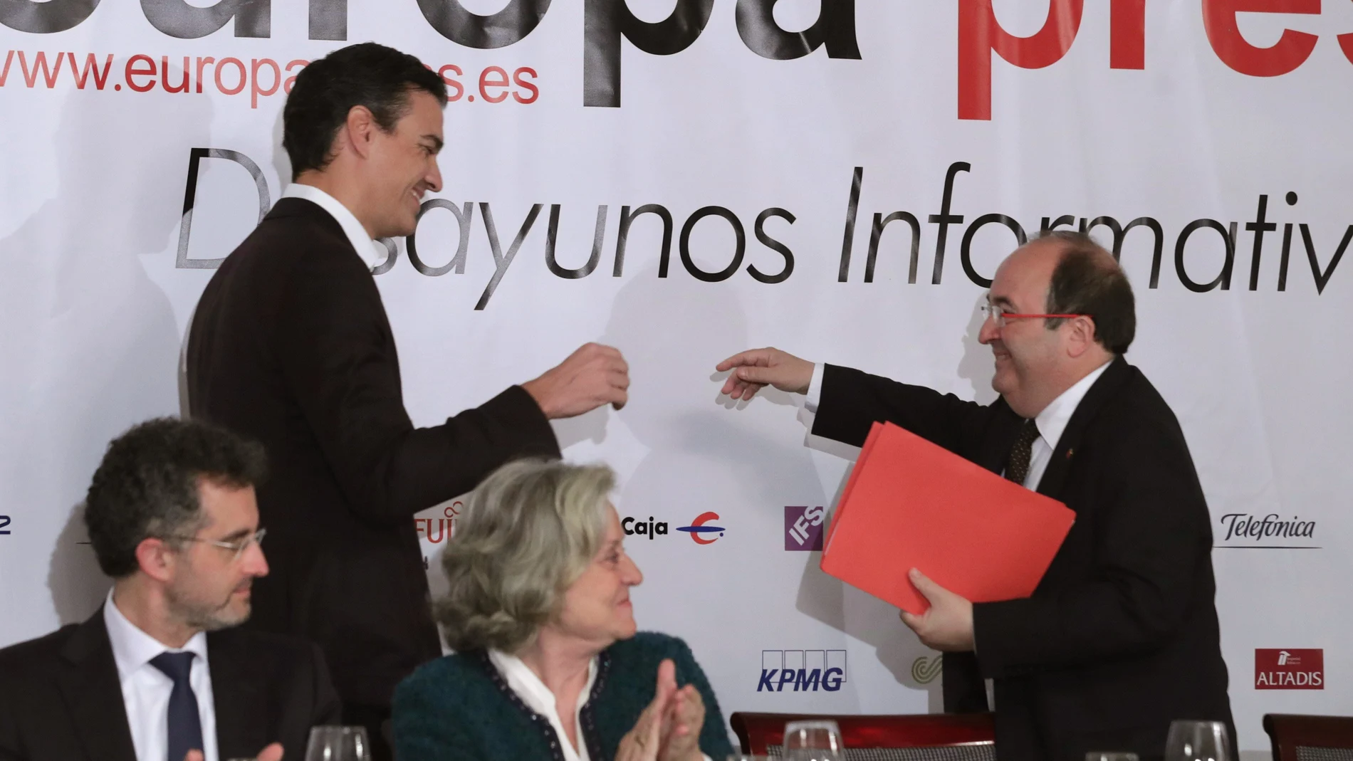 El secretario general del PSOE, Pedro Sánchez, saluda a Miquel Iceta El secretario general del PSOE, Pedro Sánchez, saluda a Miquel Iceta